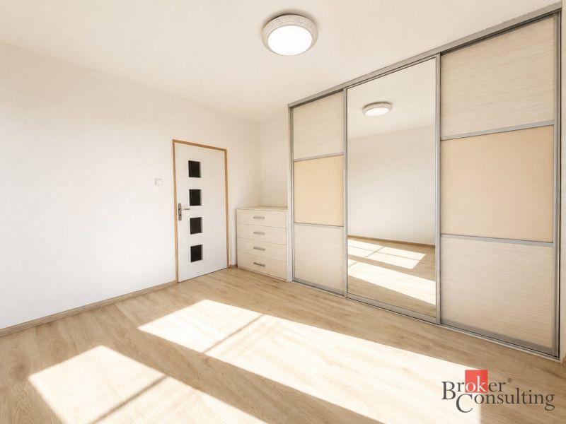 Innenraum einer 3-Zimmer-Wohnung mit Holzboden, Einbauschrank und Kommode.