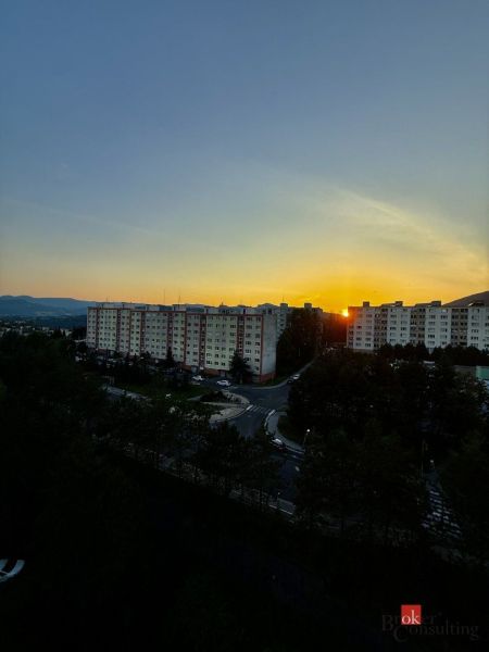 Sonnenuntergang über den Plattenbauten und der Straße in der Karpatská in Banská Bystrica.