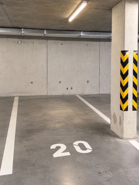 Tiefgarage mit Betonboden und Parkplatznummer 20.