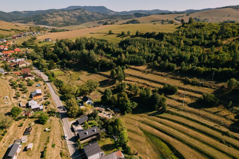 Luftaufnahme der Landschaft in den Erholungsgebieten, Schulstraße, Čierny Balog, umgeben von Grün.