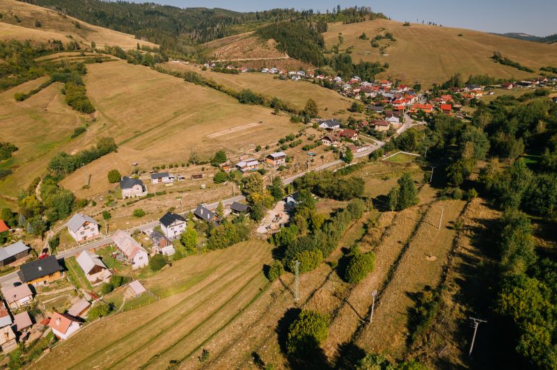 Blick von oben auf die Häuser und die Landschaft in der Školská-Straße, Čierny Balog, Erholungsgrundstücke.