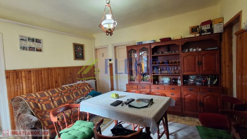 Wohnzimmer in einem Einfamilienhaus mit Holzelementen und Möbeln.