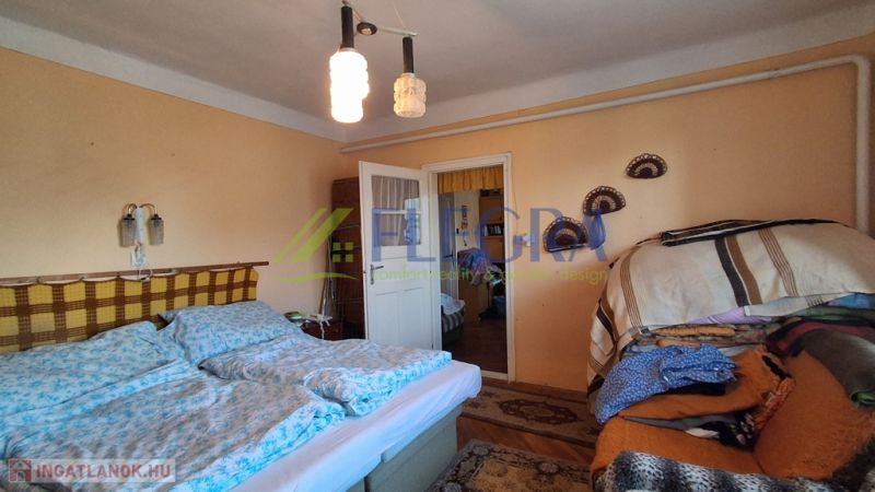 Schlafzimmer in einem Einfamilienhaus mit Doppelbett, Decken und Hängelampen.