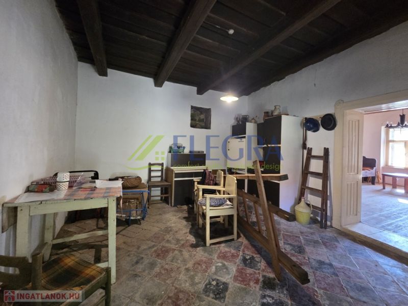Ein Einfamilienhaus mit rustikalem Interieur, Holzbalkendecke und bunten Fliesen.