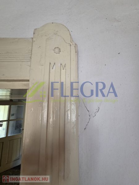 Das Innere eines Einfamilienhauses mit einem Riss in der Wand neben der Tür.