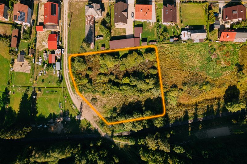Luftaufnahme von Wohnbaugrundstücken in Čierny Balog in der Švermova-Straße.
