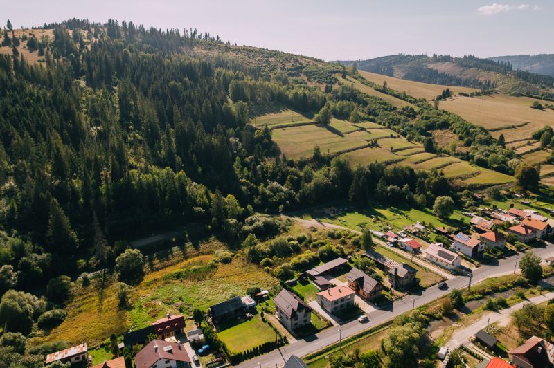 Luftaufnahme von Wohnbaugrundstücken in Čierny Balog, Švermova, mit umliegendem Wald.