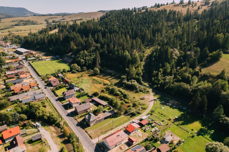 Luftaufnahme von Wohnbaugrundstücken in Čierny Balog in der Švermova-Straße, umgeben von Wäldern.