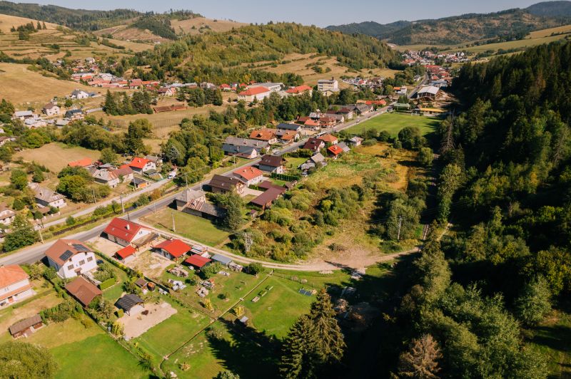 Luftaufnahme der Švermova-Straße in Čierny Balog mit Grundstücken zum Wohnen.