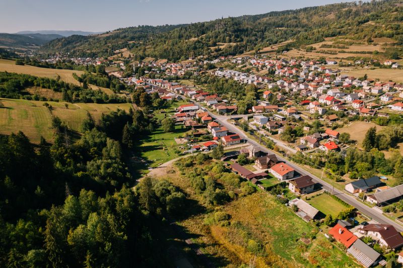 Luftaufnahme von Grundstücken - Wohnen in Čierny Balog in der Švermova-Straße.