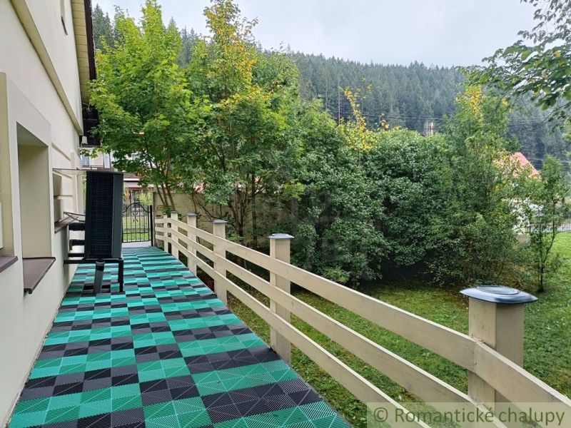 Die Terrasse des Einfamilienhauses in Staškov führt in einen gepflegten Garten mit üppiger Vegetation.