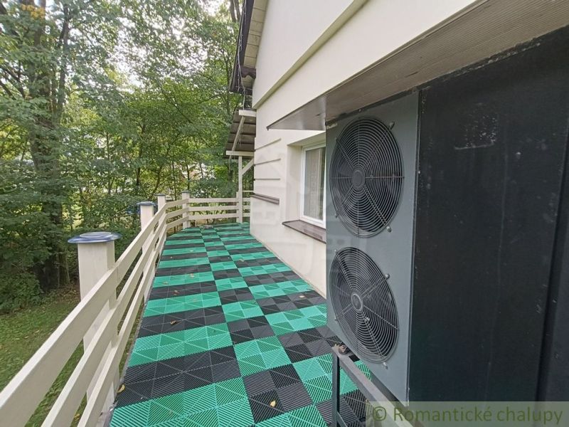 Das Einfamilienhaus in Staškov hat eine Terrasse mit bunten Fliesen und umliegenden Bäumen.