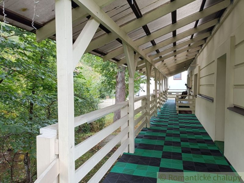 Die Veranda des Einfamilienhauses in Staškov mit Grün und Holzelementen.