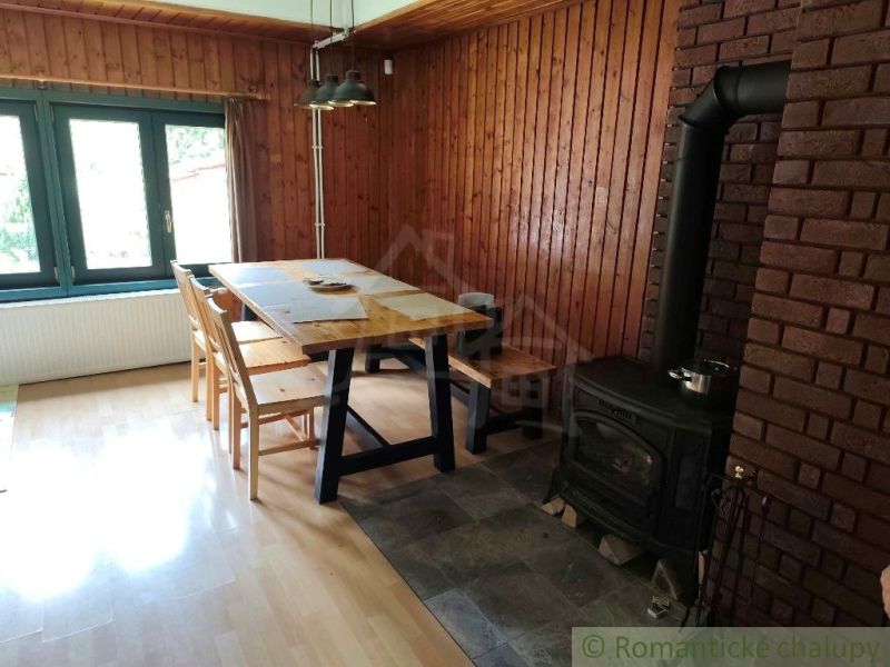 Innenraum einer Hütte mit Kamin und Holzboden.