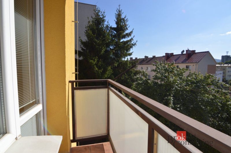Balkon in einer 2-Zimmer-Wohnung in der Fraňa Kráľa Straße in Spišská Nová Ves mit Blick auf das Grün.