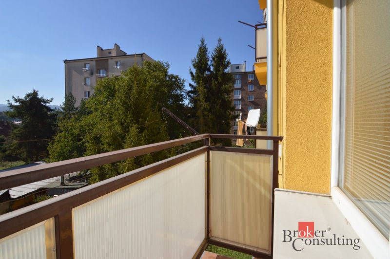 Balkon aus einer 2-Zimmer-Wohnung in der Fraňa Kráľa in Spišská Nová Ves mit Blick auf das Grün.