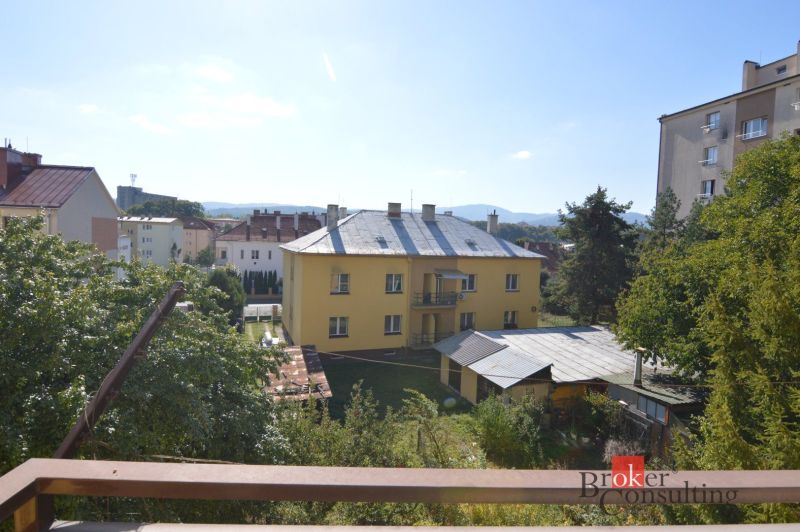 Blick aus einer 2-Zimmer-Wohnung in der Fraňa Kráľa-Straße in Spišská Nová Ves, umgeben von Grün.