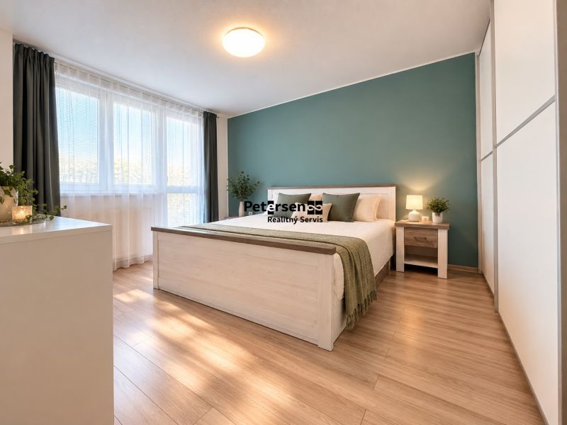 Helles Schlafzimmer mit Bett, Schrank und Holzboden in einer 3-Zimmer-Wohnung.