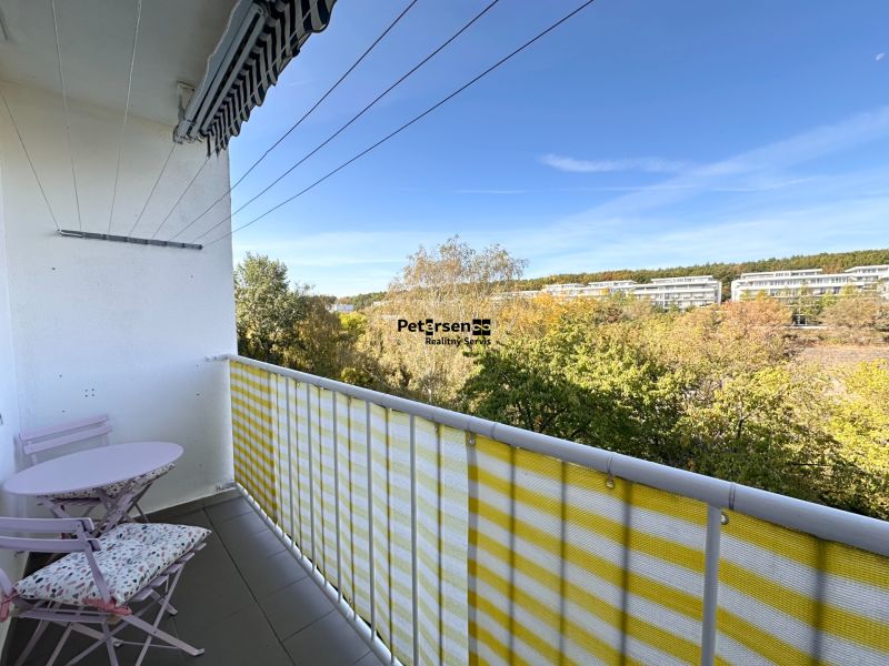 Balkon einer 3-Zimmer-Wohnung in Pokrok in Košice - Stadtteil Západ mit Außenmöbeln.