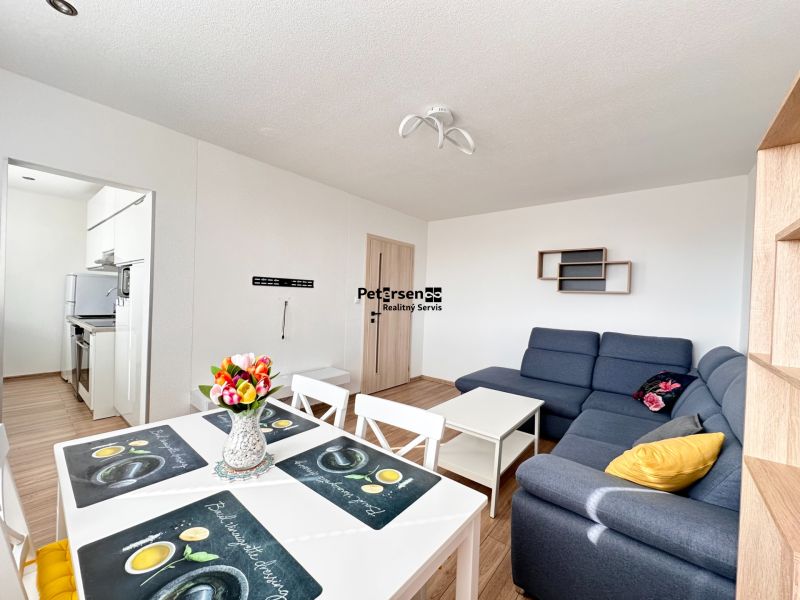 Helles Wohnzimmer in einer 3-Zimmer-Wohnung mit Holzboden und bequemer Couch.