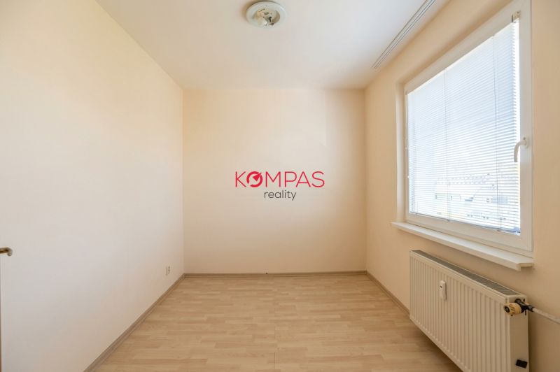 Ein Zimmer in einer 3-Zimmer-Wohnung mit Holzboden und einem großen Fenster.