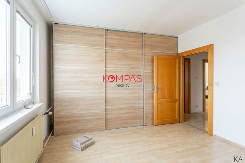 Ein Zimmer in einer 3-Zimmer-Wohnung mit einem Boden in Holzoptik und einem Einbauschrank.