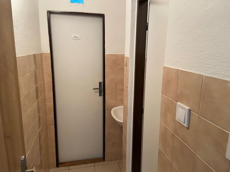 Tür zur Toilette mit der Aufschrift 