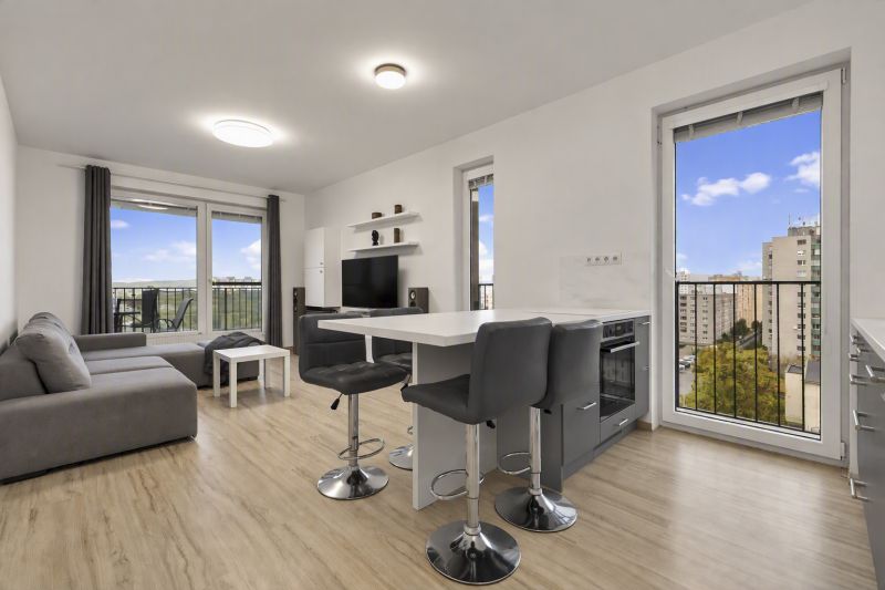 Wohnzimmer mit Küchenzeile und Holzboden in einer 2-Zimmer-Wohnung.