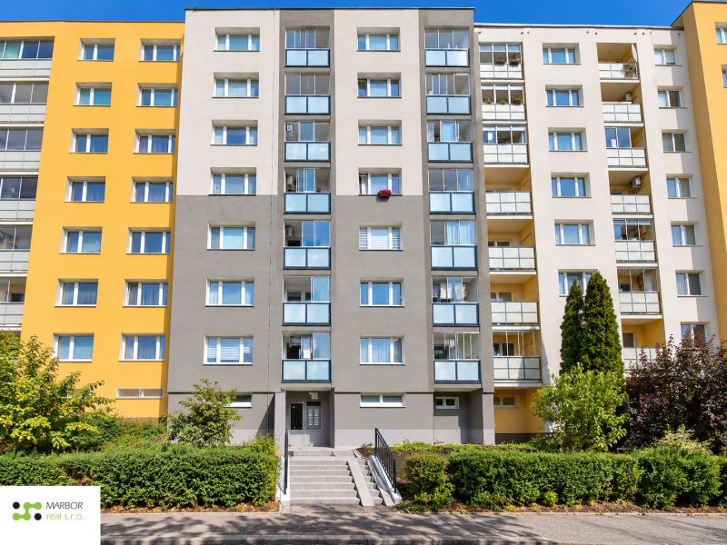 Wohngebäude in der Bukurešťská-Straße, Košice - Stadtteil Sídlisko Ťahanovce mit Vorgarten.