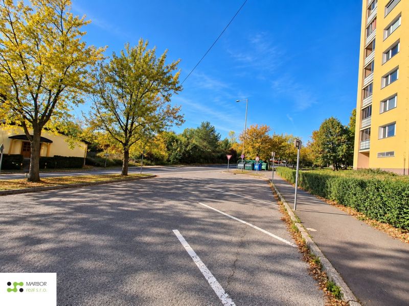 Herbststraße Bukareststraße im Stadtteil Ťahanovce mit Wohnhäusern und Bäumen in Košice.