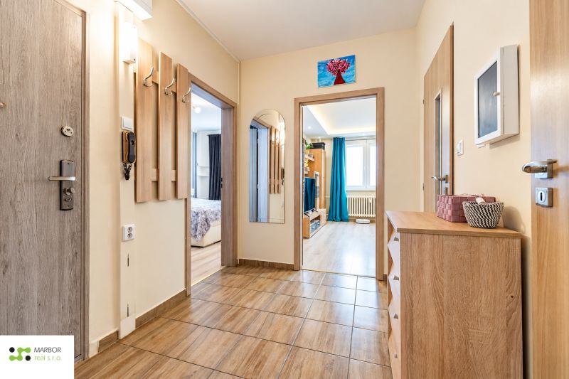 Eingangsflur in einer 3-Zimmer-Wohnung, helles Interieur mit Holzboden-Dekor.
