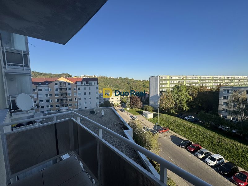 Blick vom Balkon eines Einzimmerapartments auf den Platz des hl. Franziskus in Bratislava - Karlova Ves.