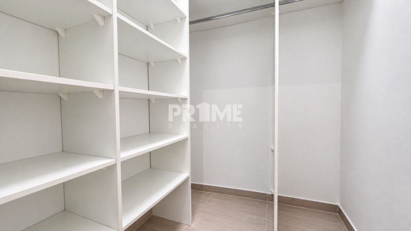 Stauraum mit weißen Regalen in einer 2-Zimmer-Wohnung.