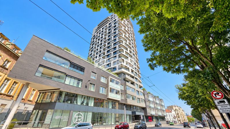 Das Gebäude in der Šancová-Straße in Bratislava – Staré Mesto, mit moderner Architektur und Grünflächen.