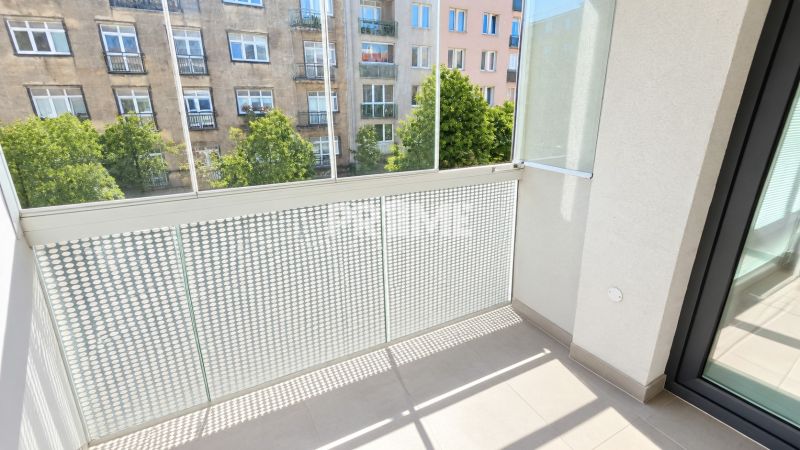 Balkon mit Blick auf die Straße in einer 2-Zimmer-Wohnung mit modernem Geländer.