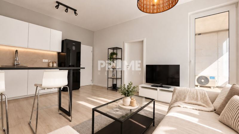 Helles Wohnzimmer in einer 2-Zimmer-Wohnung mit Holzdekorboden, weißen Schränken und Sofa.