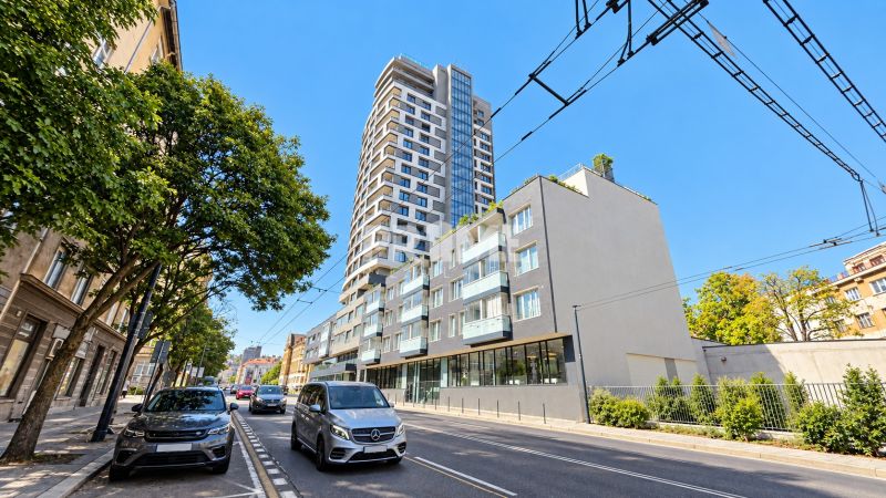 Šancová Straße in Bratislava - Altstadt mit einem modernen Hochhaus und Grünflächen.