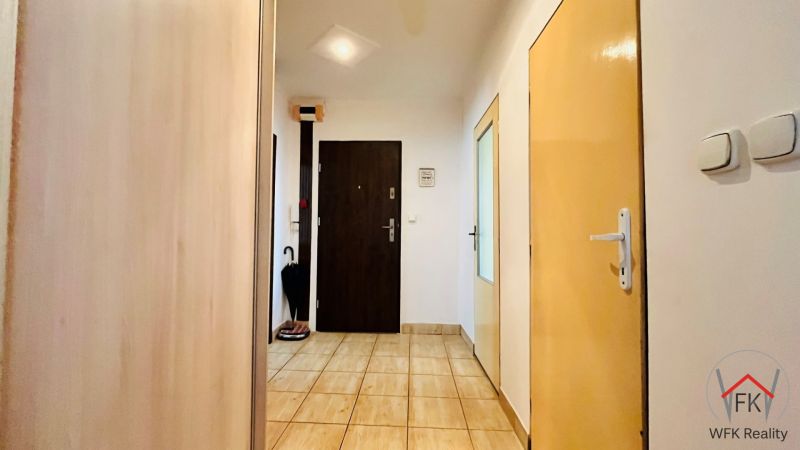 Flur in einer 3-Zimmer-Wohnung mit Fliesen, Türen und einem Einbauschrank.