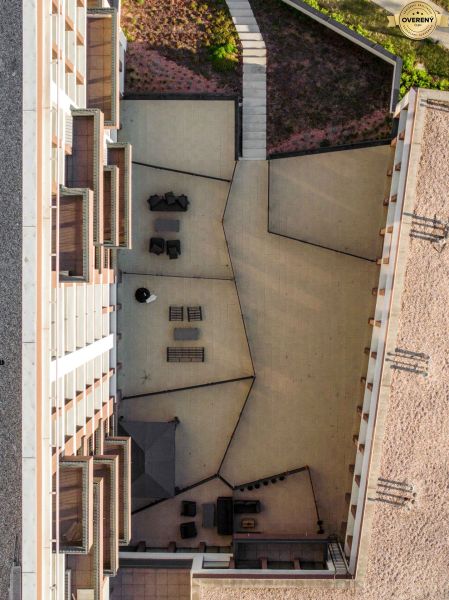 Wohnungsbau in der Mierová-Straße in Bratislava - Ružinov, Blick von oben auf die Terrasse.