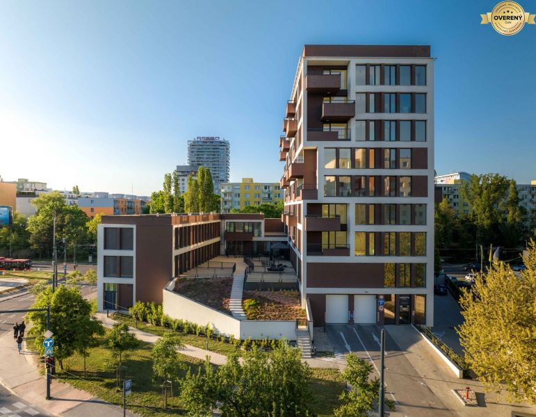 Wohnungsbau in der Mierová-Straße in Bratislava - Ružinov, mit umliegendem Grün.