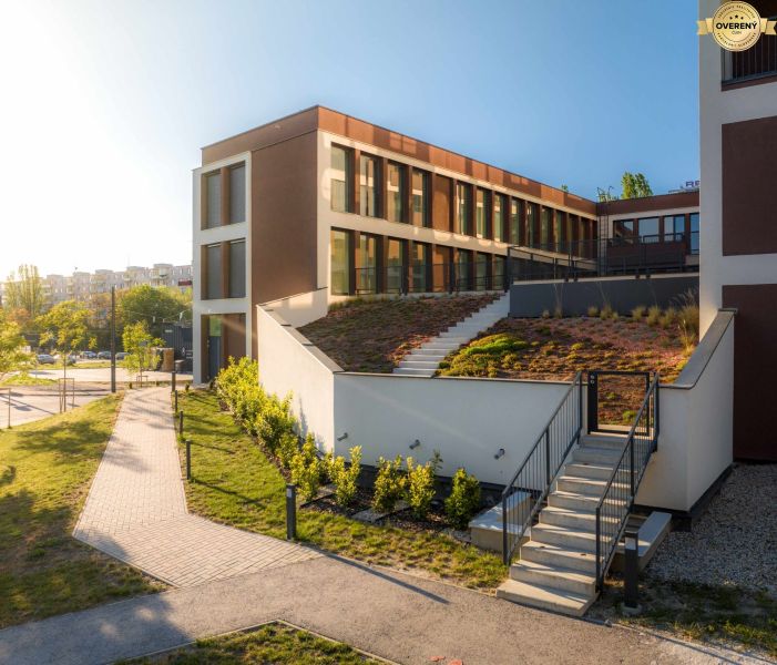 Wohnungsbau in der Mierová-Straße in Bratislava - Ružinov mit angepassten Grünflächen.