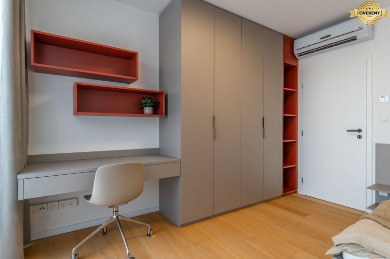 Innenraum mit Bürotisch, Aufbewahrungsschränken und Boden mit Holzdekor. Wohnungsbau.