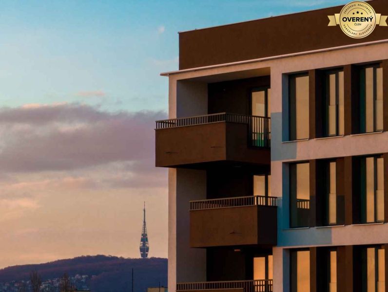 Wohnungsbau in der Mierová-Straße in Bratislava - Ružinov, Turm im Hintergrund.