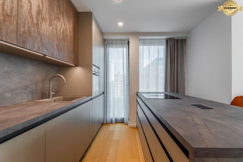 Moderne Küche mit Holzboden und hellen Vorhängen, Wohnungsbau.