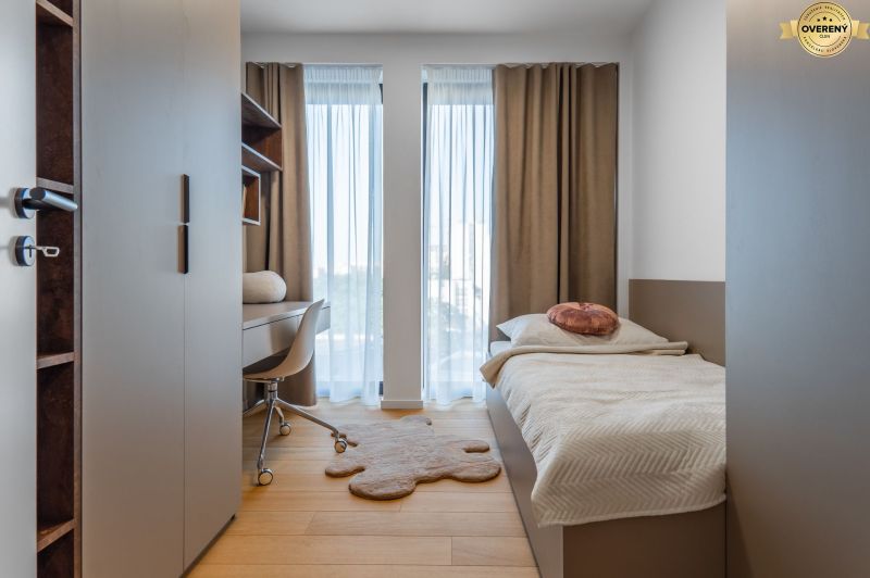 Minimalistisches Zimmer mit Bett, Schreibtisch und Boden in Holzoptik. Wohnungsbau.