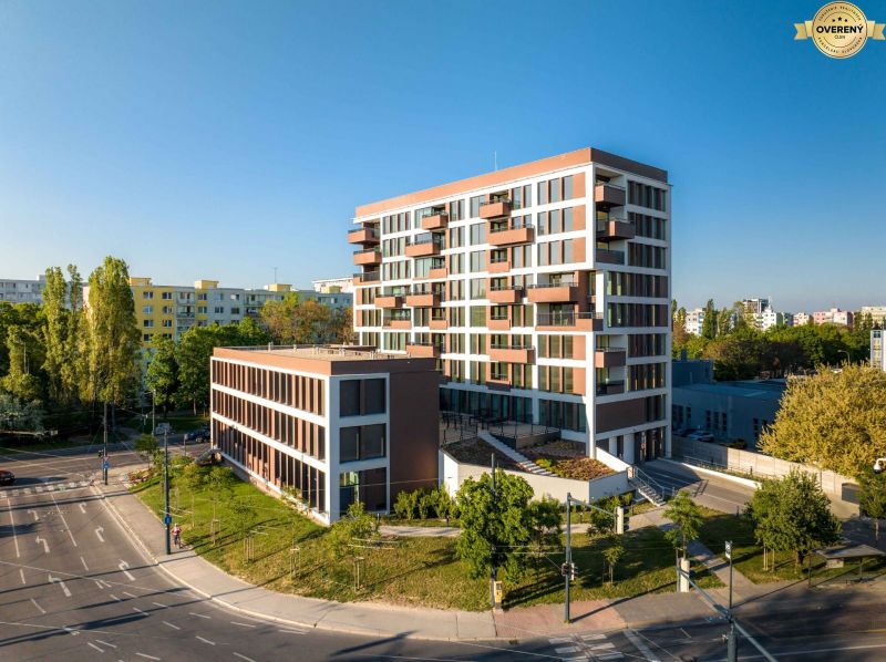 Wohnungsbau in der Mierová-Straße in Bratislava - Ružinov, moderne Architektur mit Balkonen.