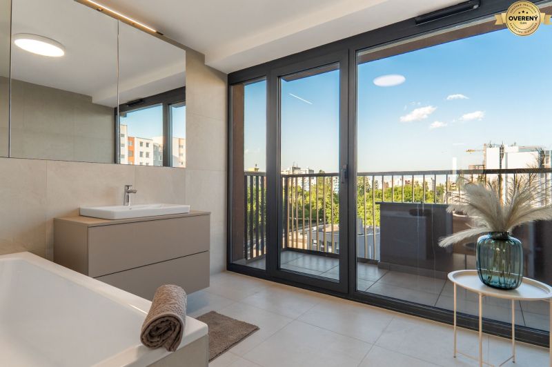 Badezimmer mit Aussicht und Balkon, Wohnungsbau, Boden mit Holzdekor.