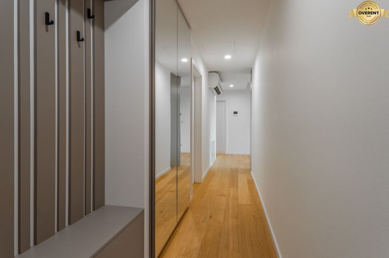 Flur mit Holzboden und Spiegelschrank, Wohnungsbau.