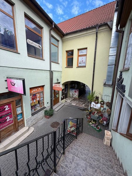 Die Treppe führt zu Geschäftsräumen im historischen Zentrum von Topoľčany, umgeben von Geschäften.