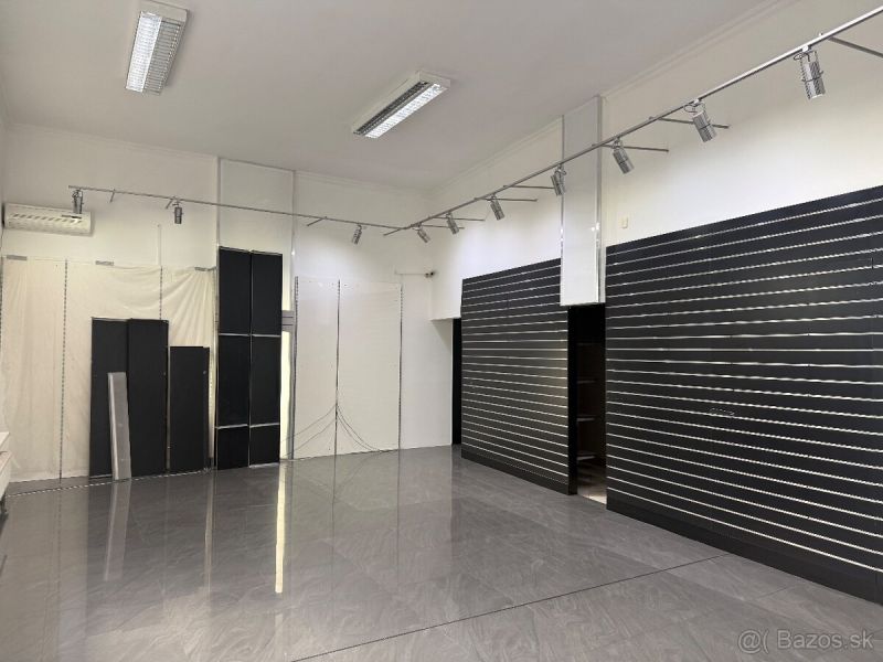 Gewerbeflächen mit Holzbodenoptik und einstellbarer Beleuchtung.